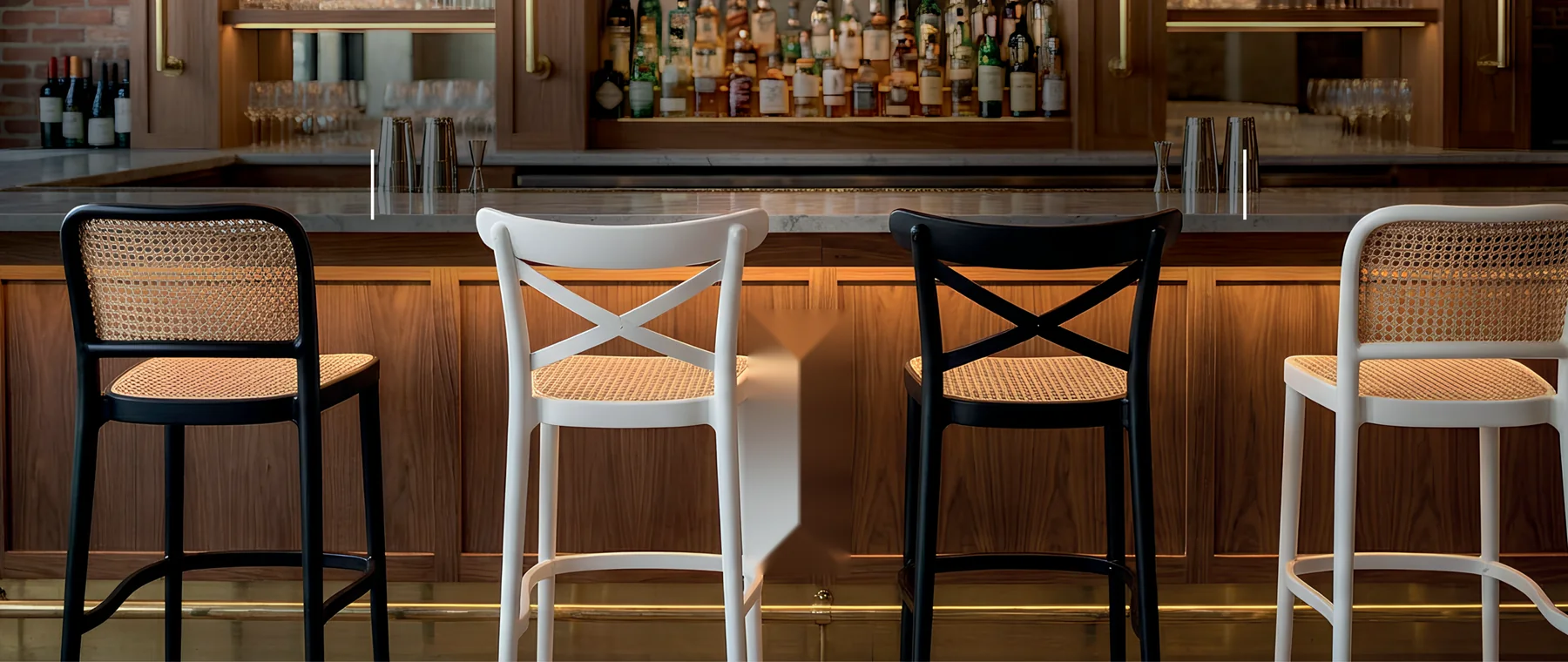 Silla Plats Barra en un ambiente decorado